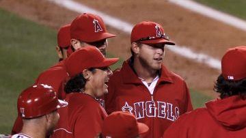 Jered Weaver celebra su juego sin hits contra los Mellizos de Minnesota, con sus compañeros de equipo.