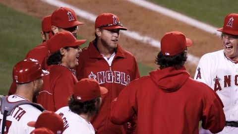 Jered Weaver celebra su juego sin hits contra los Mellizos de Minnesota, con sus compañeros de equipo.