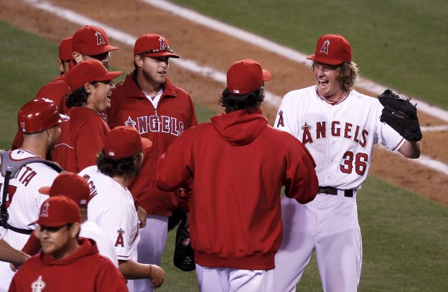 Jered Weaver celebra su juego sin hits contra los Mellizos de Minnesota, con sus compañeros de equipo.