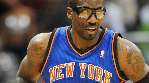 Stoudemire se lesionó él mismo su mano izquierda, al golpear un vidrio del extintor de incendio en el estadio de Miami.