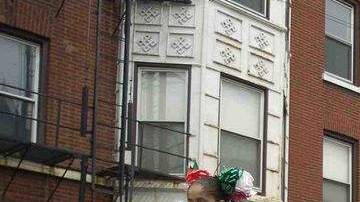 Los desfiles y festivales conmemorado el Cinco de Mayo atraen a las multitudes con música y comida.