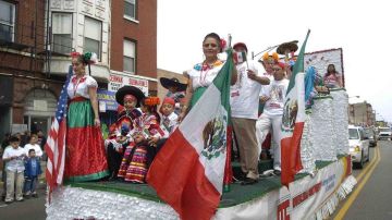 Los desfiles y festivales conmemorado el Cinco de Mayo atraen a las multitudes con música y comida.
