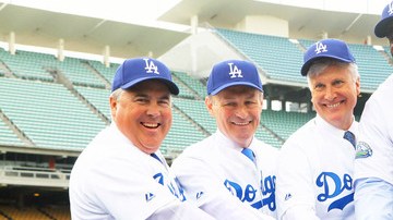 Los nuevos propietarios de la novena angelina  (de izq. a der.): Robert Patton, Stan Kasten, Mark Walter, Earvin 'Magic' Johnson, Peter Guber y Todd Boehly, posan muy sonrientes para la foto.