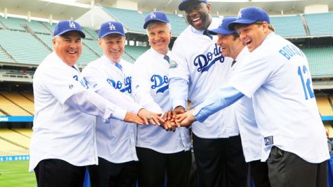 Los nuevos propietarios de la novena angelina  (de izq. a der.): Robert Patton, Stan Kasten, Mark Walter, Earvin 'Magic' Johnson, Peter Guber y Todd Boehly, posan muy sonrientes para la foto.