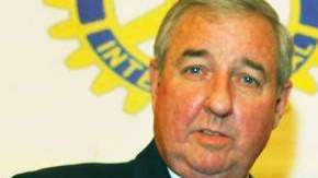 Steve Cooley entregó un certificado a la señora Whitehead.