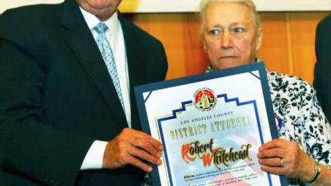 Steve Cooley entregó un certificado a la señora Whitehead.