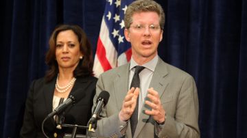 Shaun Donovan, secretario federal de Vivienda, y  Kamala Harris,  procuradora de CA, dan detalles del programa.