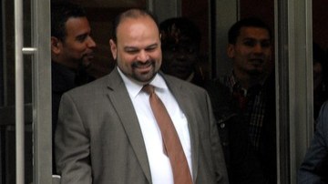 El juez Block formuló su petición después de que varios miembros del jurado le hicieran llegar una nota en la que le avisaban de que uno de sus integrantes había "rehusado" seguir deliberando. En la foto, Espada y su hijo.