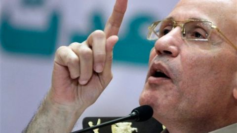 Assar, miembro de la Junta Militar egipcia, reitera en conferencia de prensa su compromiso a entregar el poder.