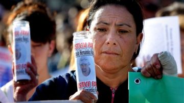 Una mujer porta una foto de Anastasio Hernández durante una manifestación en la que se exigió  justicia por la muerte del mexicano.