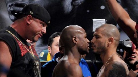 Tras el pesaje, Mayweather empezó a insultar a Cotto y los separaron.