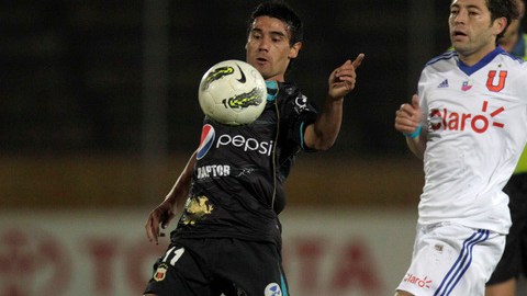 Matías Alustiza (izq), autor de dos goles,   intenta la maniobra ante la marcación de José Rojas, de la U.
