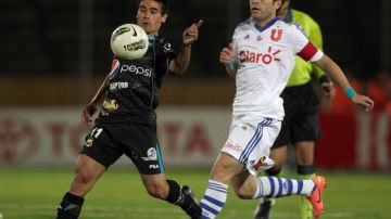 Matías Alustiza (izq), autor de dos goles,   intenta la maniobra ante la marcación de José Rojas, de la U.