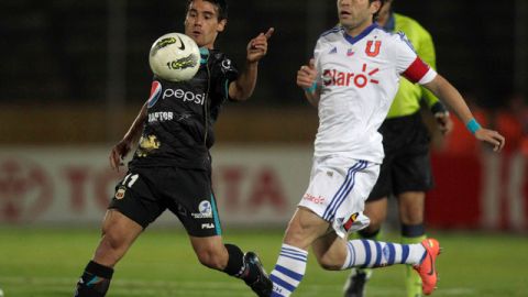 Matías Alustiza (izq), autor de dos goles, intenta la maniobra ante la marcación de José Rojas, de la U.