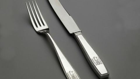 Los cubiertos, grabados con las iniciales AH y los símbolos del Tercer Reich, integraban un servicio de cena.