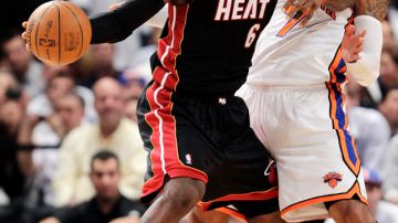 LeBron James, del Heat, le esconde el balón a Carmelo Anthony, de los Knicks. El duelo entre los astros fue ganado por el jugador de Miami.