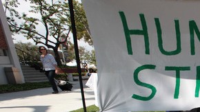 Donnie Besson es uno de los 13 estudiantes de  Long Beach Cal State que ayunan en protesta por la situación en universidades.