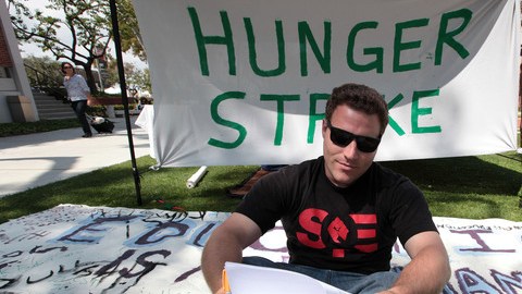 Donnie Besson es uno de los 13 estudiantes de  Long Beach Cal State que ayunan en protesta por la situación en universidades.