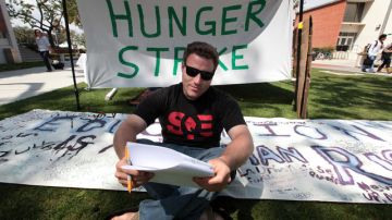 Donnie Besson es uno de los 13 estudiantes de  Long Beach Cal State que ayunan en protesta por la situación en universidades.