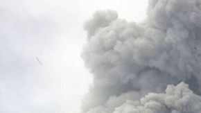 Se informó a la población que la ceniza estaba conformada por finas partículas de roca volcánica fragmentada que emanaba el coloso y que puede causar daños a la salud.