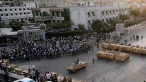 Imagen de la entrada al ministerio de defensa de Egipto, cuyo acceso principal está bloqueado por efectivos del Ejército.