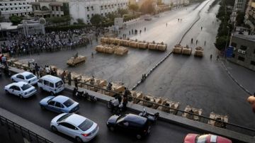 Imagen de la entrada al ministerio de defensa de Egipto, cuyo acceso principal está bloqueado por efectivos del Ejército.