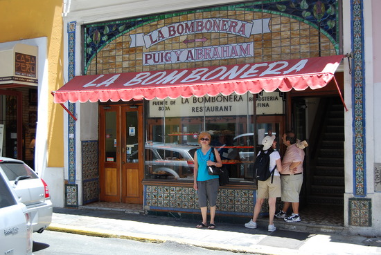 La centenaria cafetería del Viejo San Juan "La Bombonera".