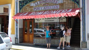 La centenaria cafetería del Viejo San Juan "La Bombonera".