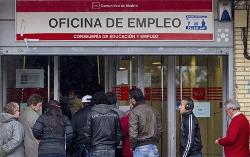 Las oficinas de empleo permanecen colmadas con españoles buscando trabajo.