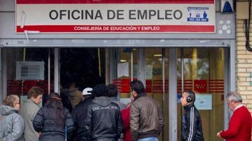Las oficinas de empleo permanecen colmadas con españoles buscando trabajo.