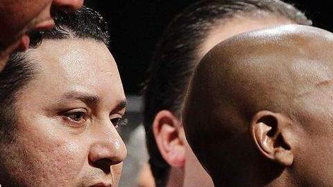 Floyd Mayweather Jr.(izq.) habla con Miguel Cotto durante la ceremonia de pesaje para la pelea de este sábado.