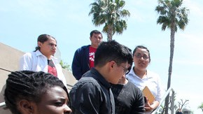 Los estudiantes en huelga de hambre no lograron ningún resultado en su reunión con el rector Charles Reed.