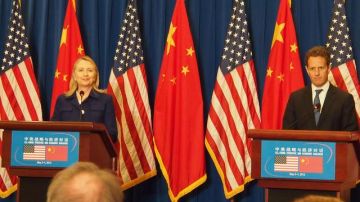 Hillary Clinton y  Timothy Geithner durante el informe de   los avances  respecto al caso de Chen Guangcheng, opositor al gobierno chino.