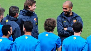 Josep Guardiola (der.)  disfruta los últimos instantes que le quedan  como entrenador de la  plantilla del Club de Futbol  Barcelona.