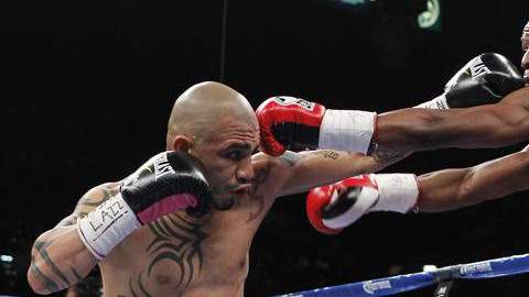 Miguel Cotto (izq.) y Floyd Mayweather Jr. intercambian golpes en el primer round de la pelea estelar por el título súper  welter disputada en la Grand Garden Arena del MGM.