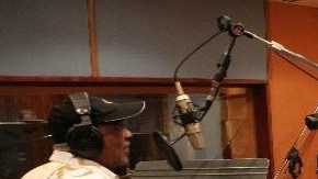 Cheo Feliciano y Rubén Blades en pleno proceso de grabación.