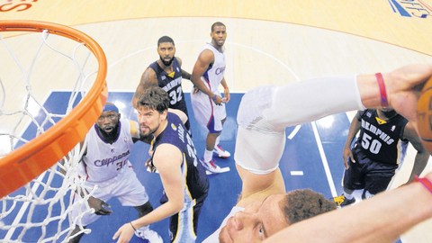 Blake Griffin, de Clippers,  encesta ante la mirada de Mark Gasol (33), de Memphis, en el juego 3.