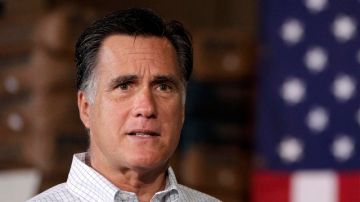 En su intento por convencer a los diferentes grupos  del Partido Republicano, Mitt Romney hace malabarismos políticos.