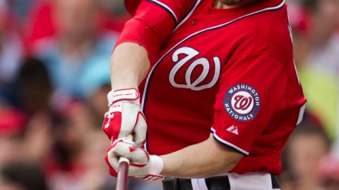 Bryce Harper conecta una línea de hit en el juego de ayer.