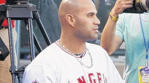 Albert Pujols (izq.) no ha pegado jonrón en lo que va de la temporada y apenas suma cinco carreras producidas   por lo que ayer fue  banca.