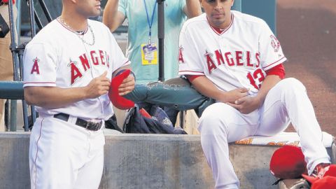 Albert Pujols (izq.) no ha pegado jonrón en lo que va de la temporada y apenas suma cinco carreras producidas   por lo que ayer fue  banca.