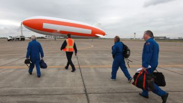 Científicos partieron de un aeródromo de Sacramento en un dirigible equipado con sensores y cámaras en busca de meteoritos.