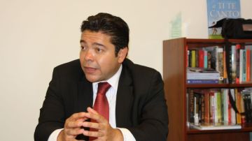 Arnulfo Valdivia Machuca, vicecoordinador de atención a mexicanos en el exterior del candidato a la presidencia Enrique Peña Nieto, en las oficinas de La Raza.