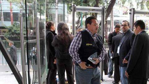 El IFE colocó detectores de metales en la entrada al foro donde será el debate.