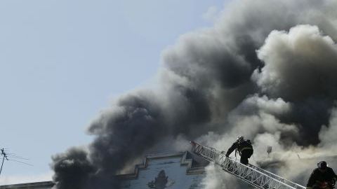 Bomberos de San Francisco combaten un incendio en un edificio residencial y comercial en la esquina de las calles Valencia y Duboce en San Francisco.