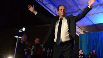 Francois Hollande saluda a sus seguidores.