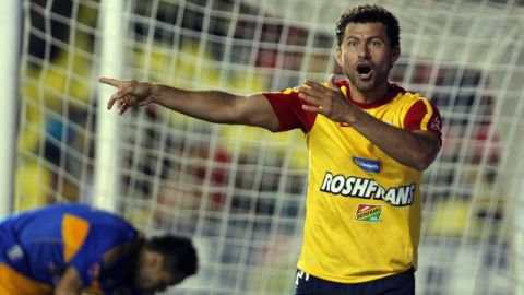 Miguel Sabah (i) de Monarcas reclama una falta dentro del área en el juego ante Tigres.