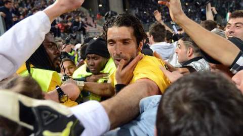 El portero de la Juventus, Gianluigi Buffon, celebra ayer la conquista del título de la 'Vecchia Signora'.