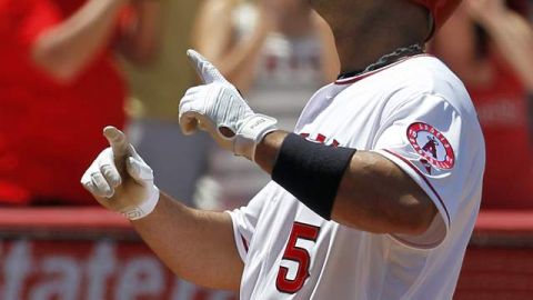 Albert Pujols agradece al cielo tras batear su primer jonrón con los Angels después de 33 juegos y 139 turnos al bate.