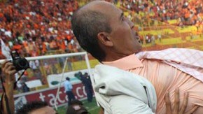 El técnico del Águila, Víctor Coreas, está a punto de ser  lanzado al aire  por sus jugadores en el festejo por la conquista.